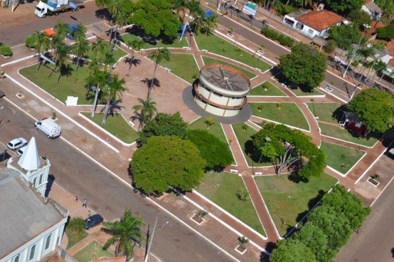 Praça central de Guia Lopes da Laguna, cidade que enfrenta surto de Covid-19 | Foto: Reprodução