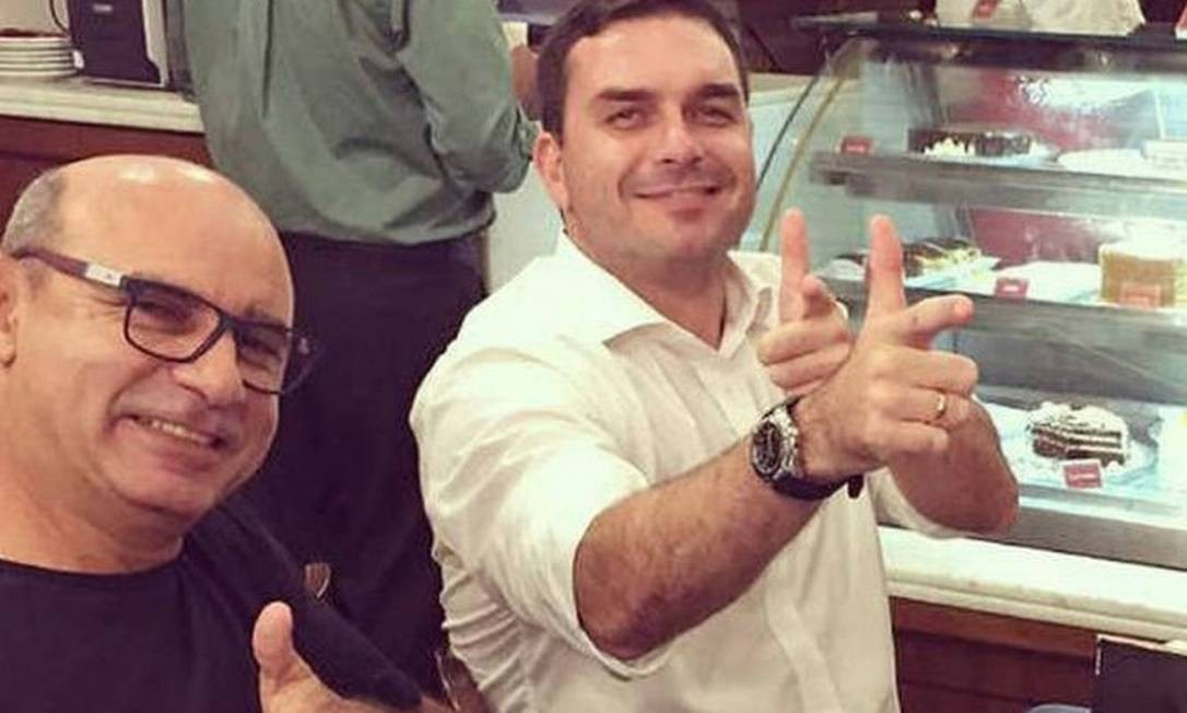 Com nova versão delegado diz que Ramagem decidiu trocar PF do Rio antes de ser nomeado. Foto: Fabrício Queiroz e Flávio Bolsonaro (Reprodução).