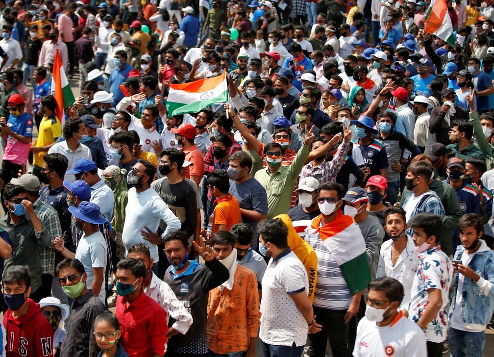 Foto de 24 de fevereiro de 2021 mostra fãs de críquete na porta do Estádio Narendra Modi antes da partida entre a Índia e a Inglaterra em Ahmedabad — Foto: Amit Dave/Reuters