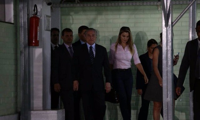 O presidente Michel Temer deixa o hospital acompanhando da mulher, Marcela Temer - Jorge William / Jorge William