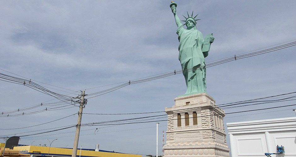 Segunda filial de loja de departamentos na Capital tem monumento adotado como símbolo da empresa na frente do emponente prédio (Foto: Kísie Ainoã) 