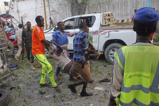 Escombros em rua de Mogadício que foi alvo de atentado da milícia radical Al-Shabaab (Foto: Feisal Omar/Reuters)