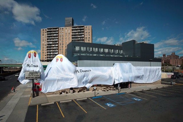 Burger King coberto como fantasma: fantasia de McDonald’s para Dia das Bruxas (Burger King/Divulgação)