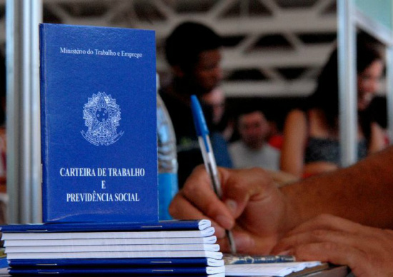 Trabalhador pode se candidatar sem sair de casa; maioria das vagas é para o setor de serviço/ Foto: Marcello Casal Jr./Agência Brasil