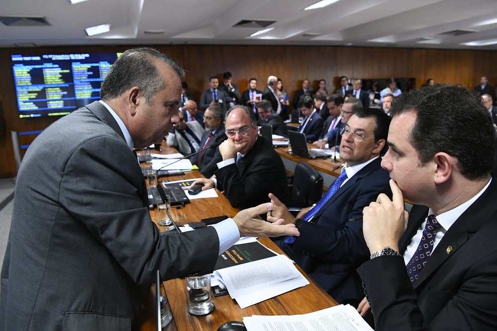 O secretário especial de Previdência e Trabalho, Rogério Marinho, conversa com senadores durante a sessão da CCJ do Senado nesta terça (1º) — Foto: Geraldo Magela/Agência Senado