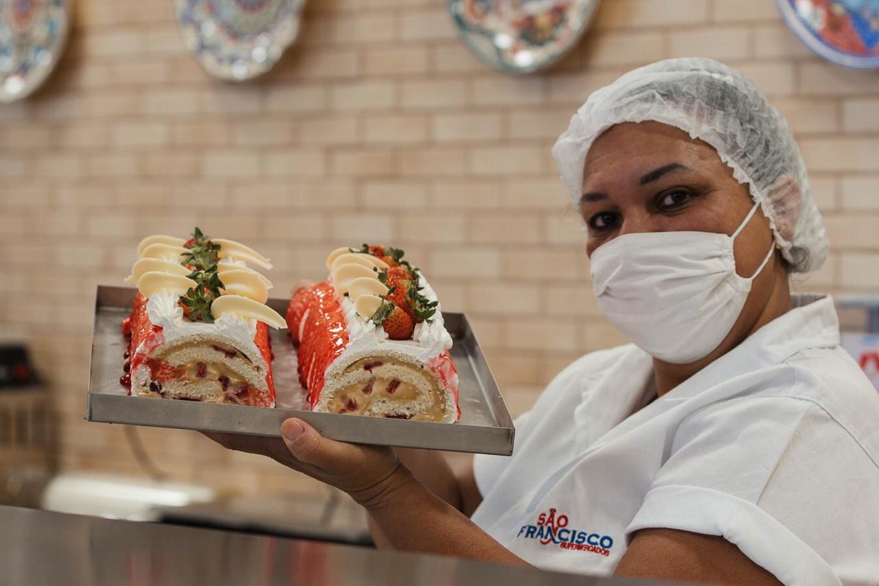 Quem não abre mão de pão fresquinho, bolos caseiros, tortas e mousses vai se deliciar com os produtos da padaria, que conta com produção própria. Foto: São Francisco Supermercado/Rádio Caçula.