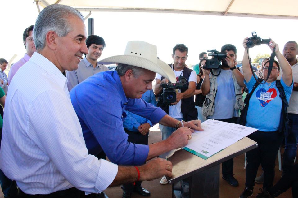 Angelo Guerreiro durante a assinatura ao lado do governador Foto: Fotos: Chico Ribeiro/Portal do MS - Foto: Priscilla Peres