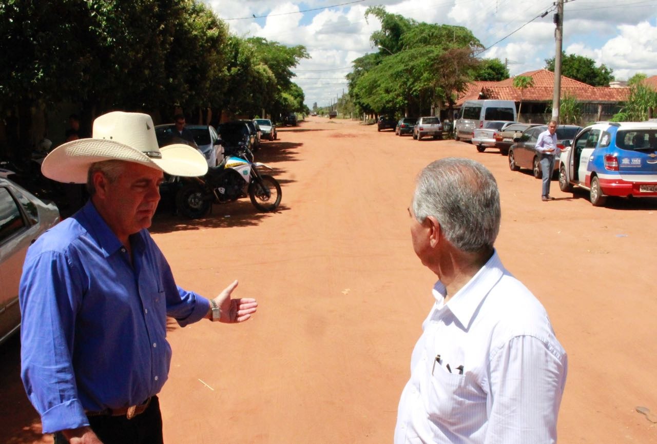 Prefeito Angelo Guerreiro conversa com o governador e mostra a importância da obra para a cidade