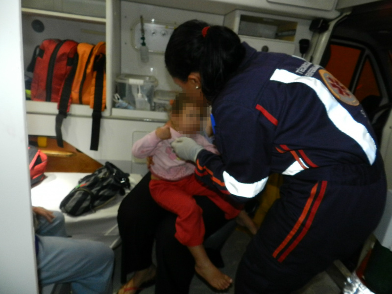 A garota puxou o armário de cozinha que acabou a atingindo. Por pouco ela quase sofreu queimaduras por uma panela de água fervendo. Foto: Rádio Caçula