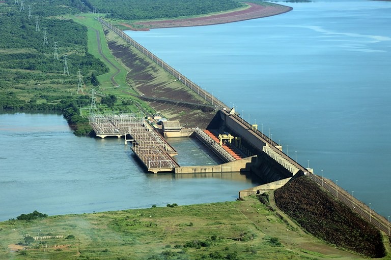 Barragem da Usina Hidrelétrica Ilha Solteira no rio Paraná na divisa entre Ilha Solteira (SP) e Selvíria (MS). Foto: Agência Nacional de Águas